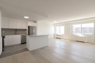 Building Photo - 4555 Av. Bonavista