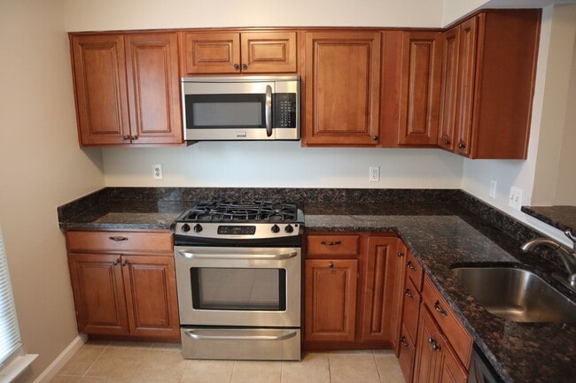 Building Photo - Spacious Townhome in Gaithersburg