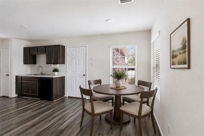 Foto del edificio - 5858 Rosehill Forest Ln