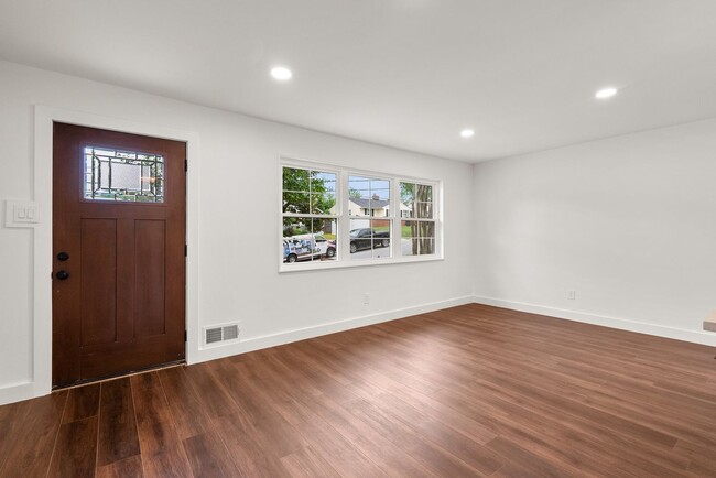 Building Photo - 3 Bed 3 Bath - Silver Spring Split Level -...