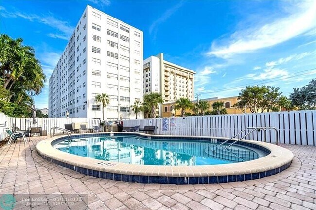 Foto del edificio - 2555 NE 11th St