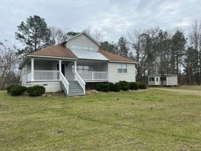Building Photo - Country Living on 3 acres!