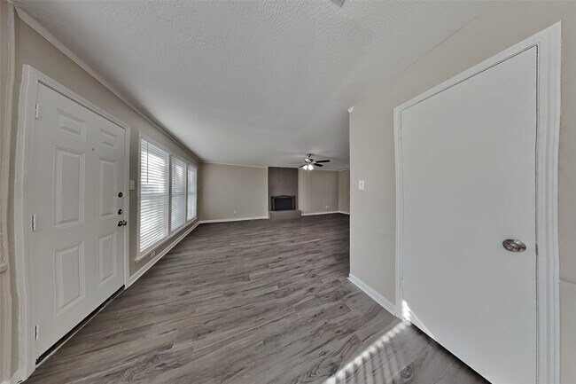 Foto del edificio - 6807 River Ml Dr