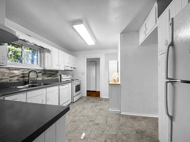 Foto del edificio - Charming 4 Beds 2 Baths Home in Chamblee!