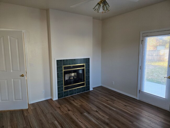 Foto del edificio - 2023 N Glennfield Pl