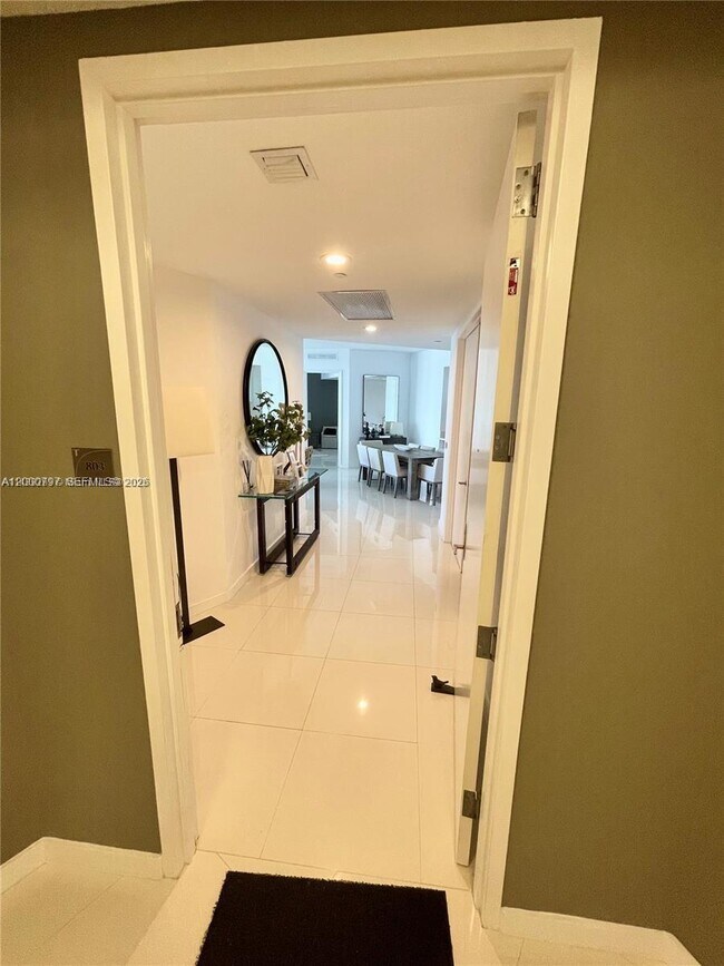 Foto del edificio - 15811 Collins Ave