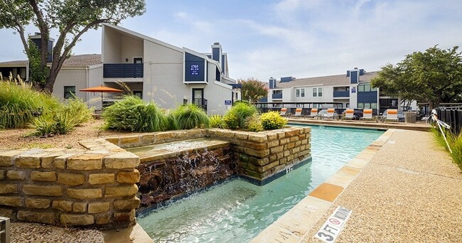 Building Photo - Huntington Meadows