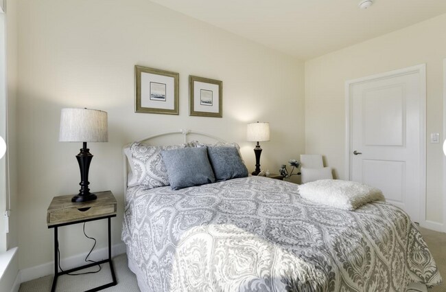 Amplias habitaciones principales con vestidor - 653 7th St