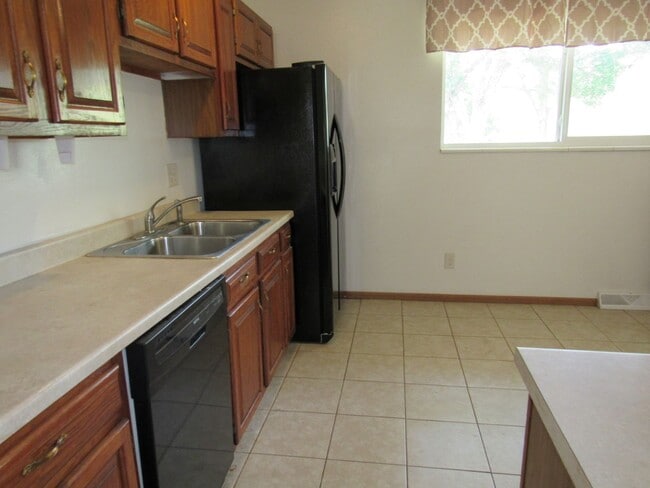 Building Photo - Spacious Bi Level home backing to open space