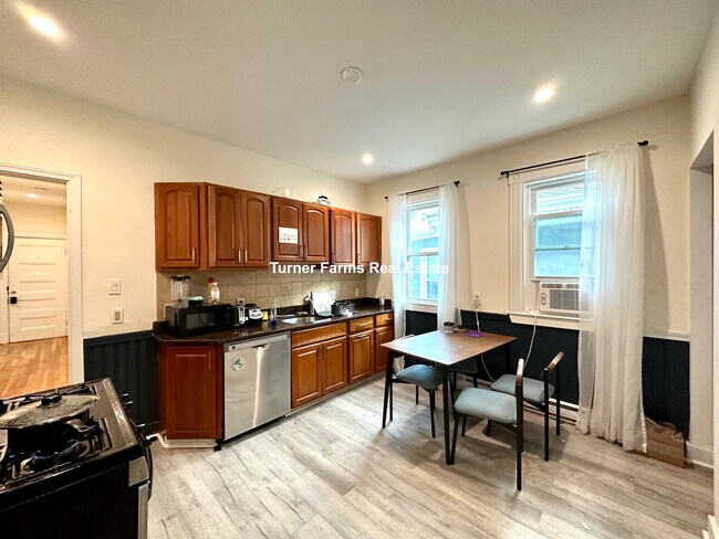 Foto del edificio - 72 Roseclair St