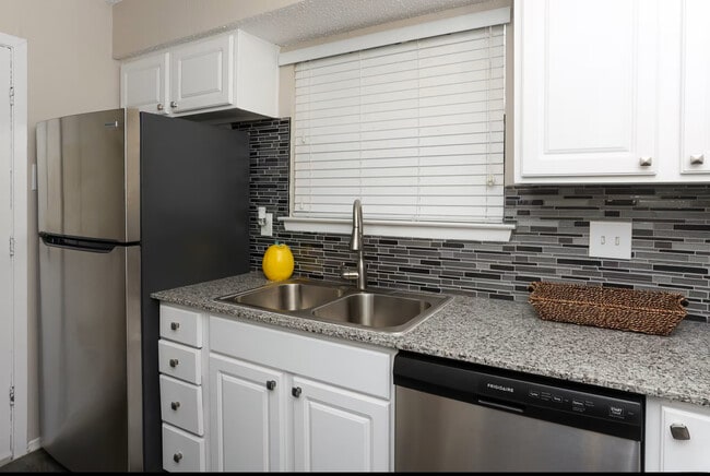 Foto del edificio - Creekside Village Apartments