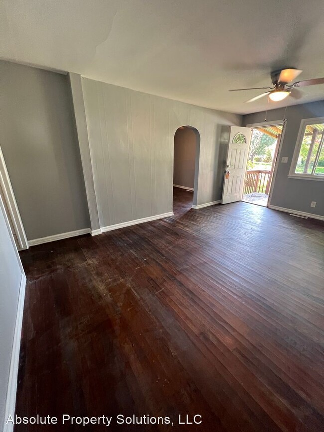Building Photo - 3 br, 2 bath House - 2232 N Weller Ave
