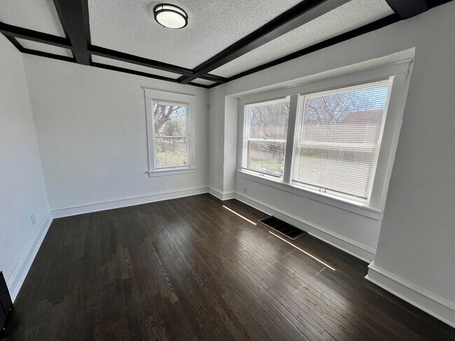 Foto del edificio - Inviting 3-Bedroom Home with Front Porch Charm