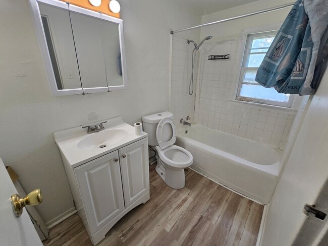 Building Photo - $1100 3 Bed 1 Bath Townhome