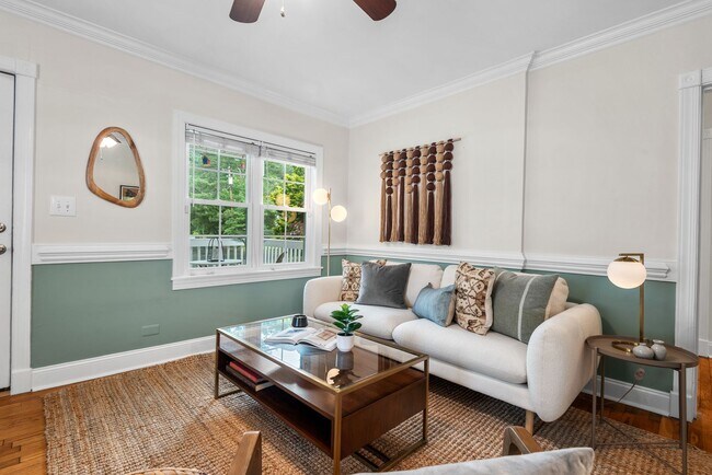 Foto del edificio - Spacious 3-Bedroom Home with Fenced Backya...