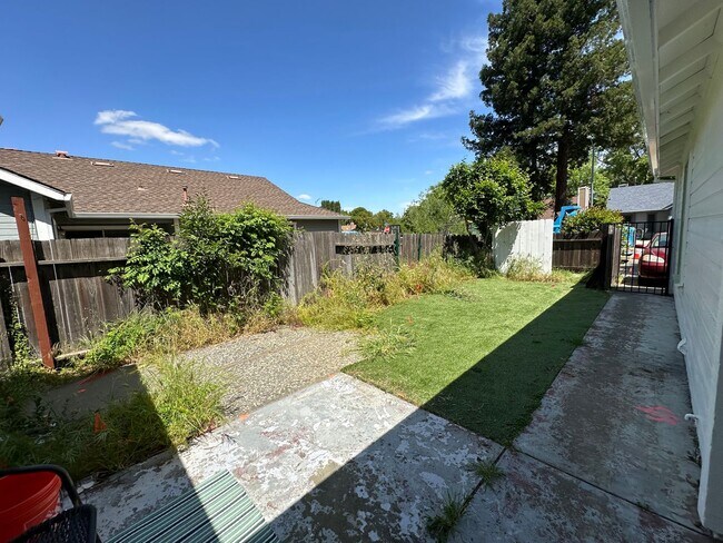 Building Photo - Charming 3-bedroom, 2-bathroom home conven...