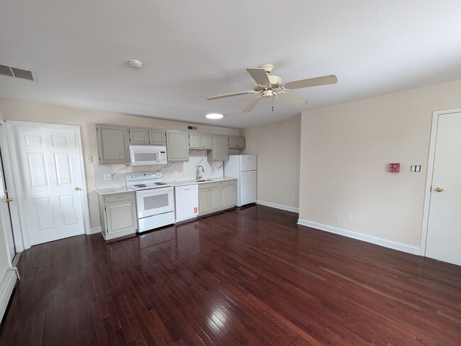 Building Photo - 416 Main St