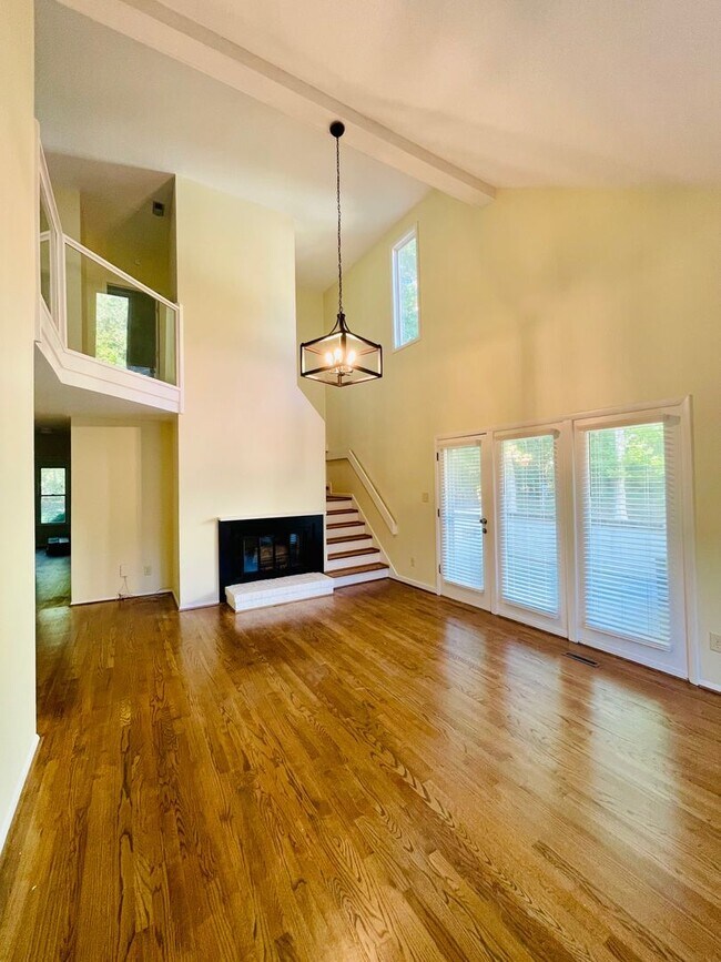 Foto del edificio - A Beautiful Updated End Unit Townhouse in Coventry, with 2 bedrooms on the first floor. Right nex...