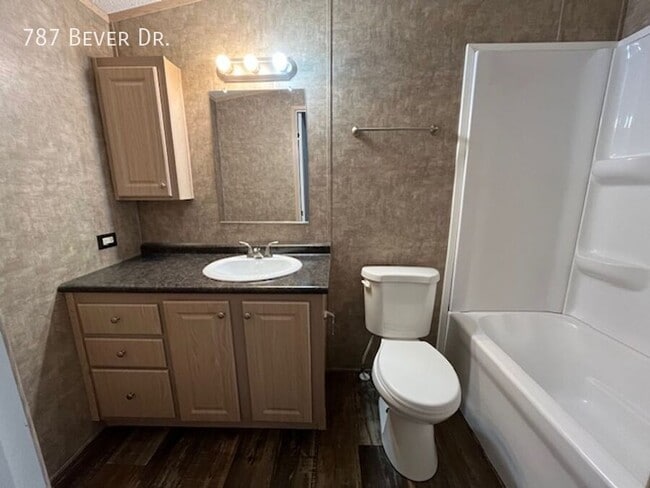 Building Photo - 787 N Bever Dr