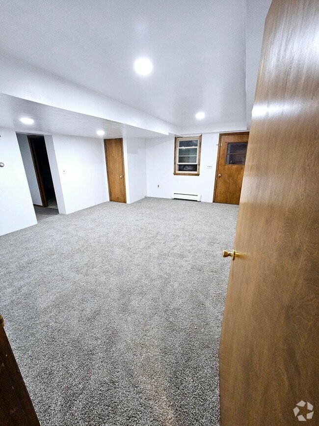 Building Photo - 207 W Holly St