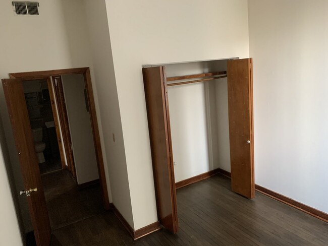 Building Photo - 538 West Wrightwood