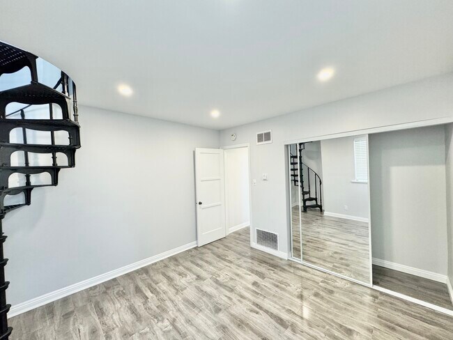 Building Photo - 427 N Oakhurst Dr
