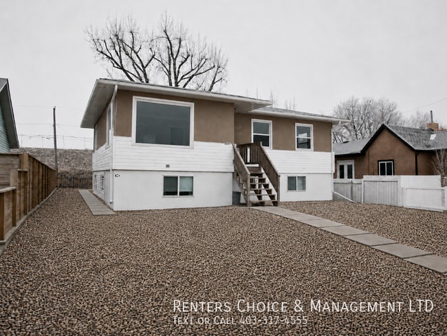 Building Photo - Pet Friendly Suite with Driveway Parking & Private Laundry