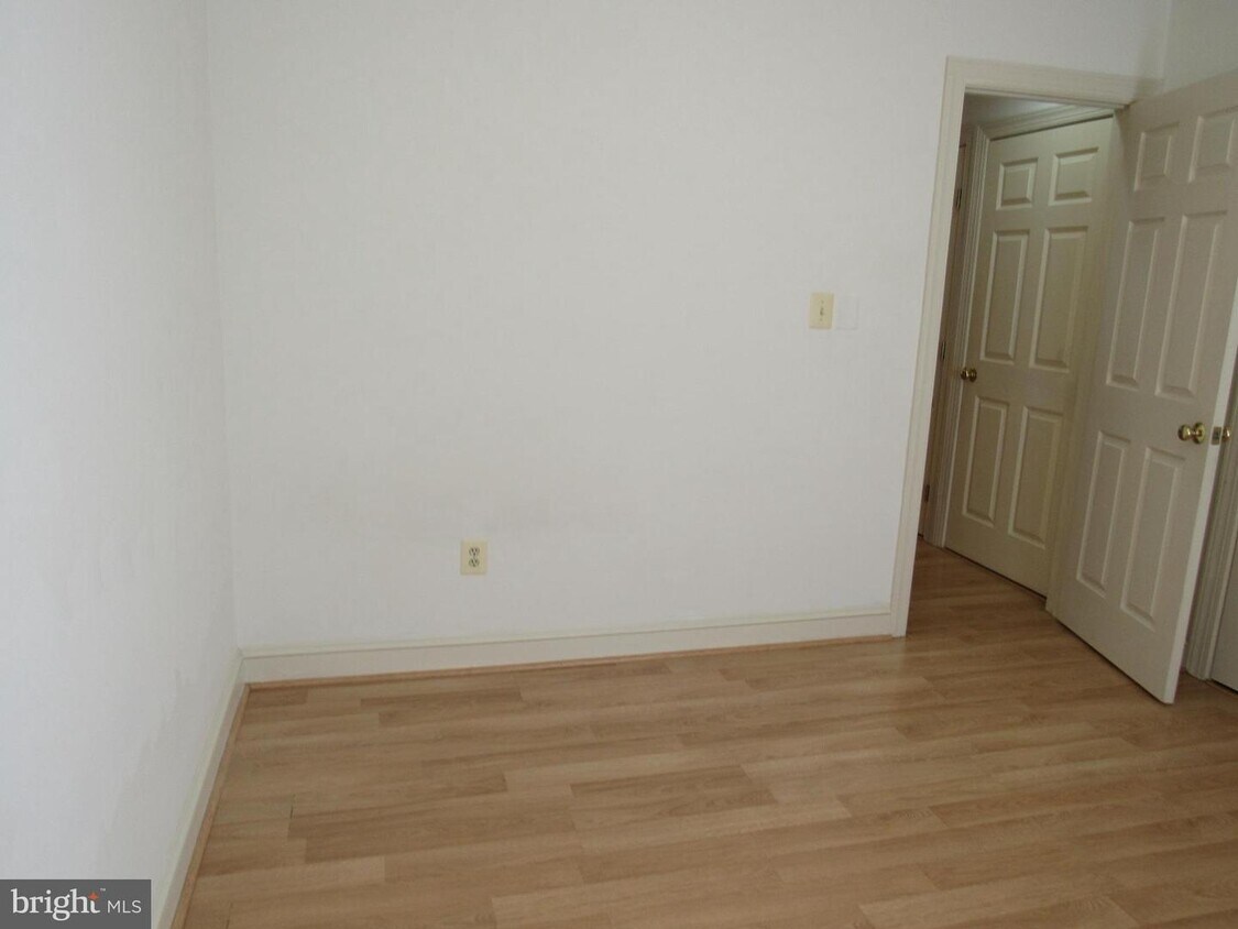 107 Royal St SW Unit 201, Leesburg, VA 20175 Room for Rent in