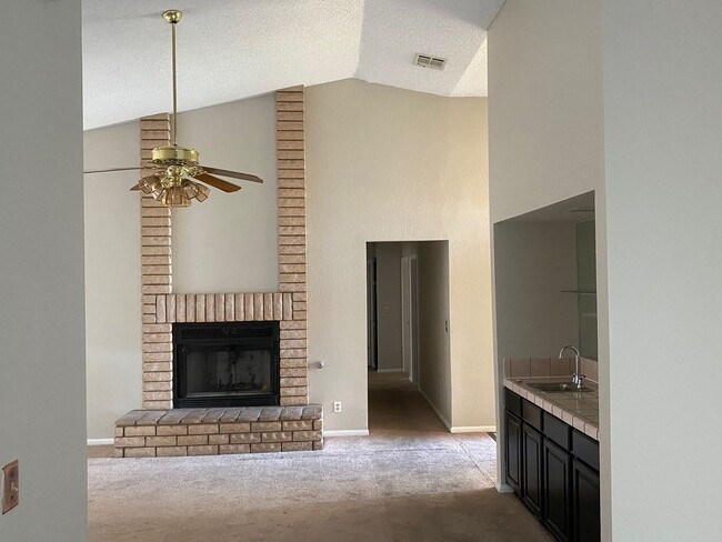 Building Photo - 3 Bedroom 2 Bathroom Home!