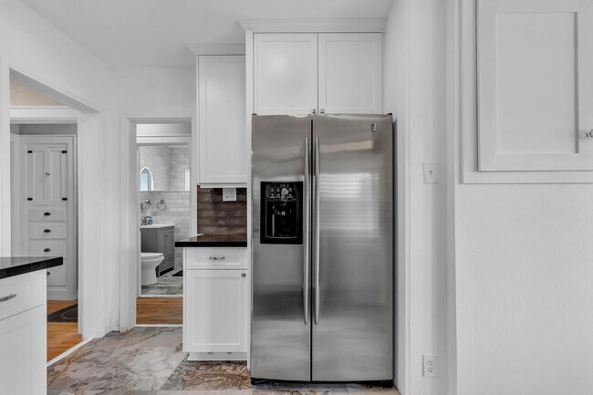 Building Photo - Upstairs Unit, Furnished Home