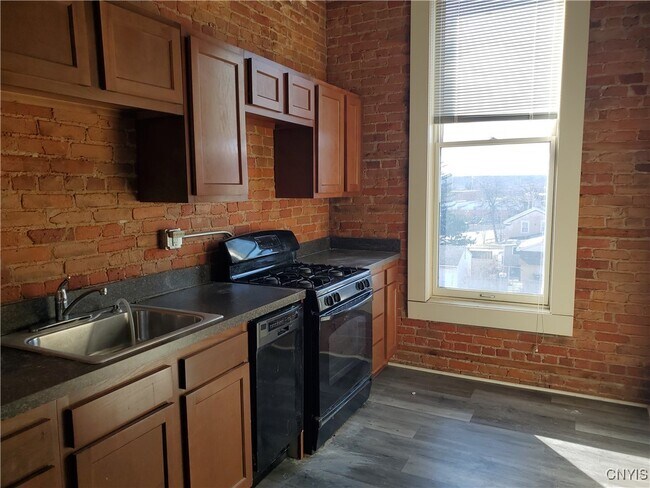 Foto del edificio - 813 S Salina St