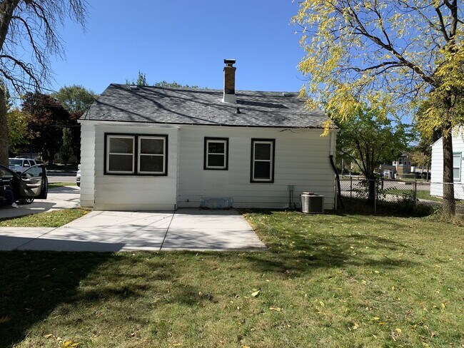 Building Photo - 4328 S 76th St
