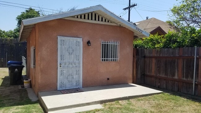 Casa principal - 5922 S San Pedro St