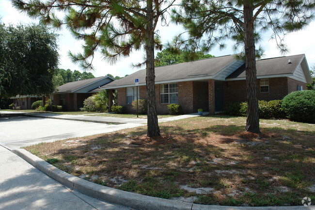 Building Photo - Countryside Apartments