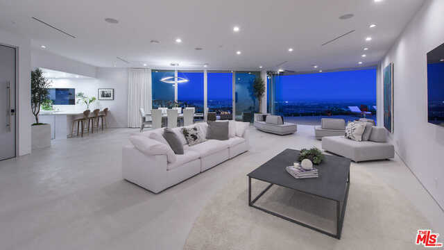 Foto del edificio - 1542 Blue Jay Way