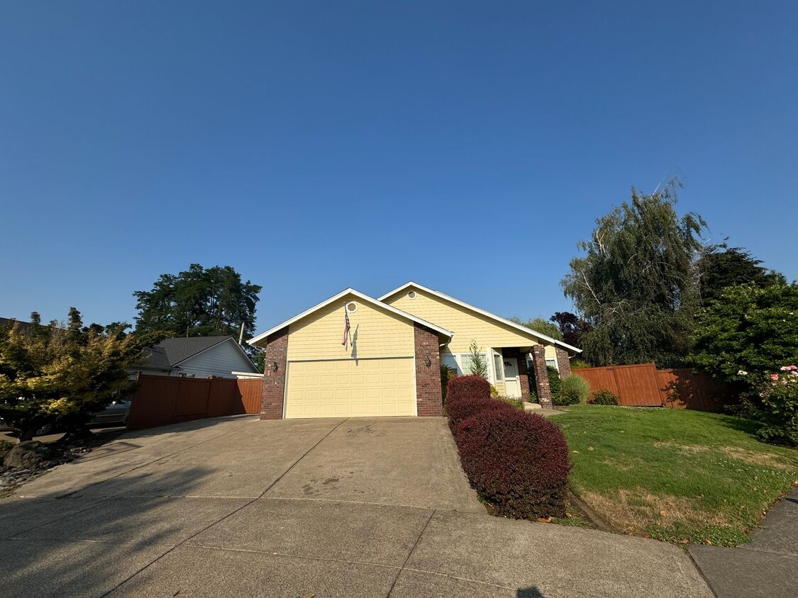 Primary Photo - Beautiful 3 Bedroom In Eugene MOVE IN SPEC...