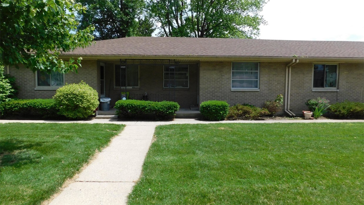 Foto principal - 1205 E Main St