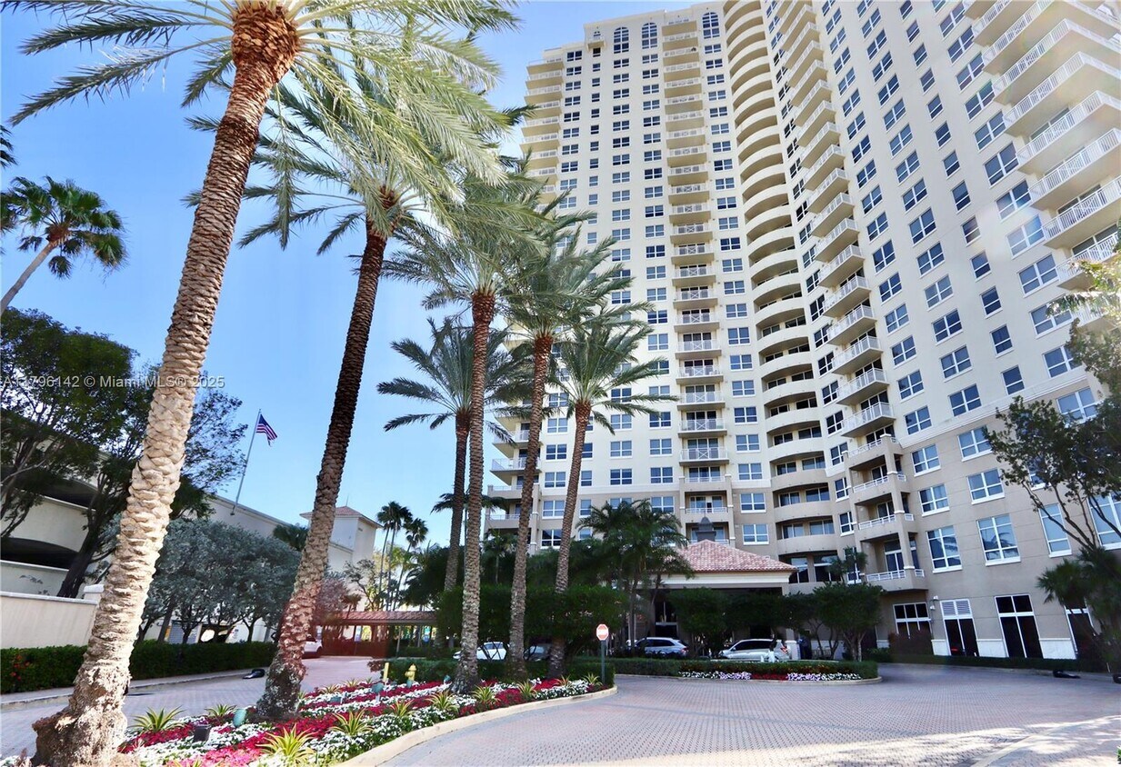 Foto principal - 19501 W Country Club Dr
