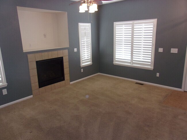 Foto del edificio - 8361 Newbury Way