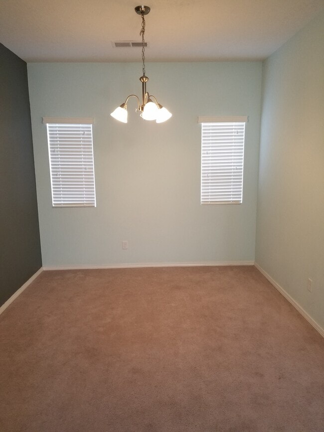 Foto del edificio - Lovely 2900 sq ft 4 bedroom 3 1/2 bath hom...