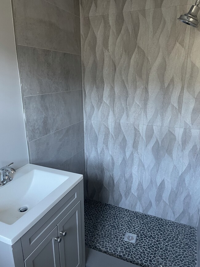 Baño principal - 246 Lee St
