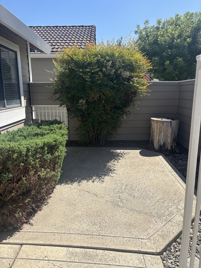 Foto del edificio - 2213 Camborne Dr