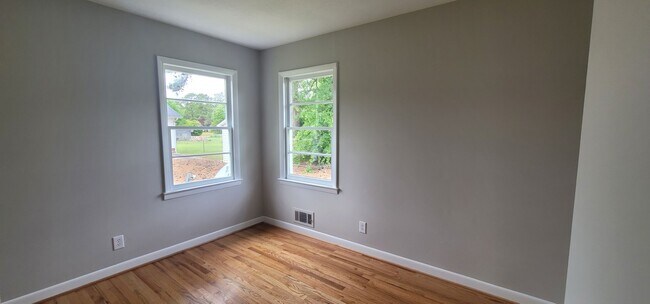 Foto del edificio - Move In Ready Home- Close to 95 - Easy Commute to local Shopping, Restaurants, and Interstate.