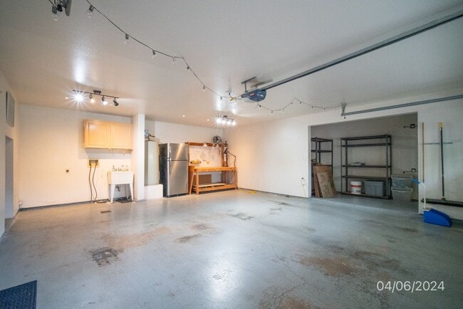 Building Photo - Gated Community & Prime Moanalua Location ...