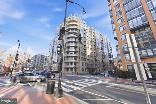 Building Photo - 811 4th St NW