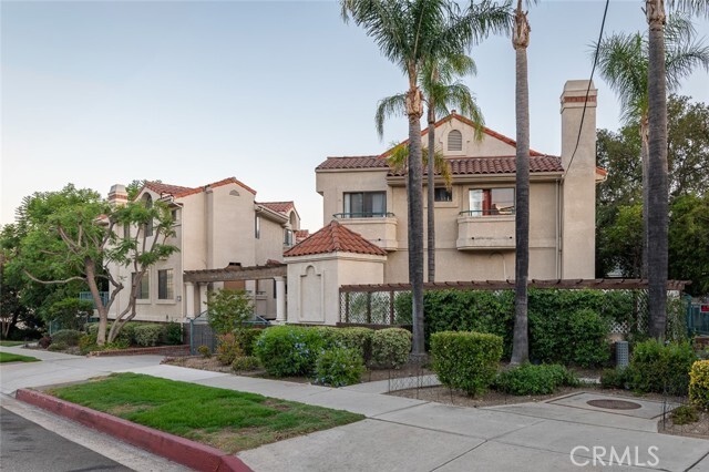 Foto principal - 2930 Montrose Ave