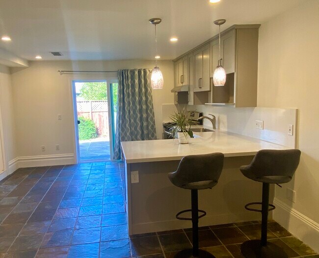 Gourmet kitchen - 970 Holloway Ave