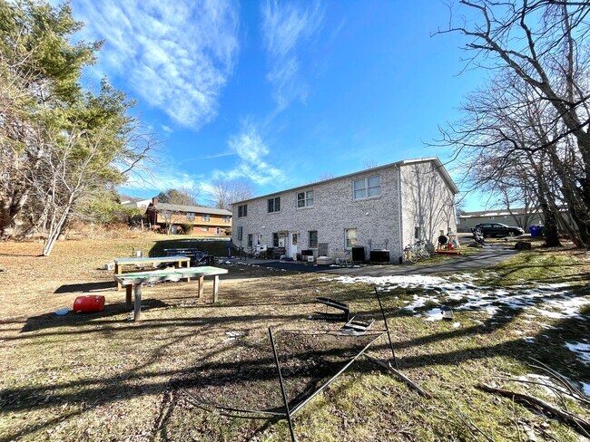 Foto del edificio - Available for the 2026-2027 lease term.