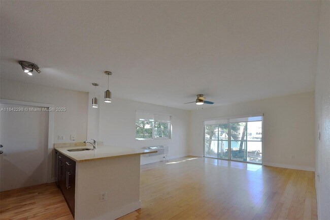 Foto del edificio - 7171 Bay Dr
