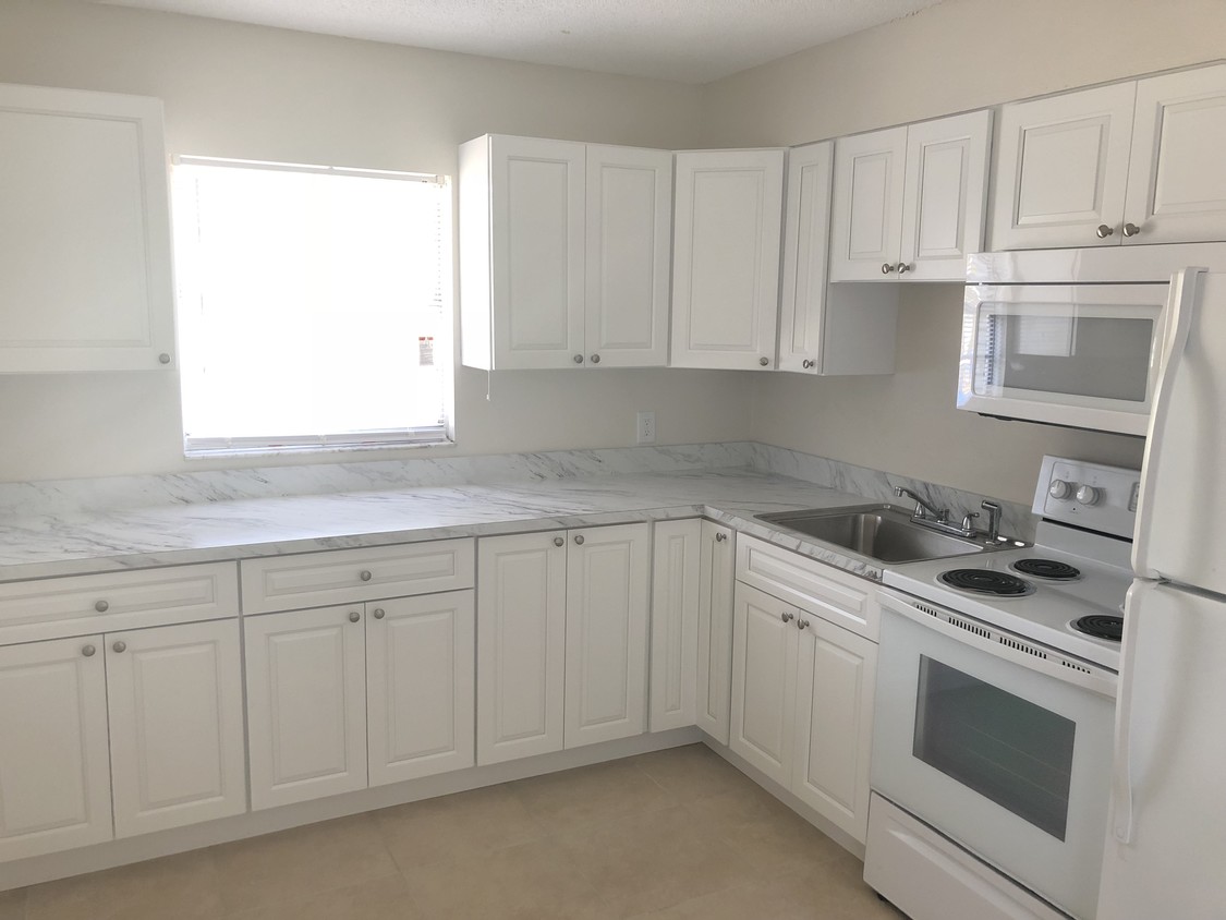 Kitchen - 151 Ave J SE